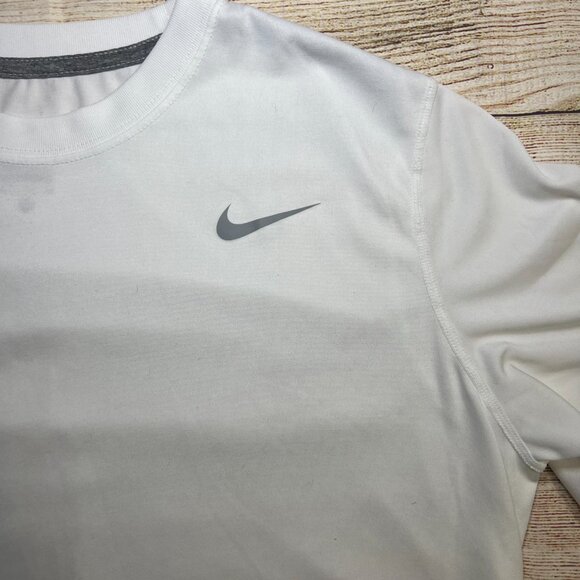 Nike Dri-Fit Men's XL White Short Sleeve Athletic Training T-Shirt Preowned - Picture 4 of 6